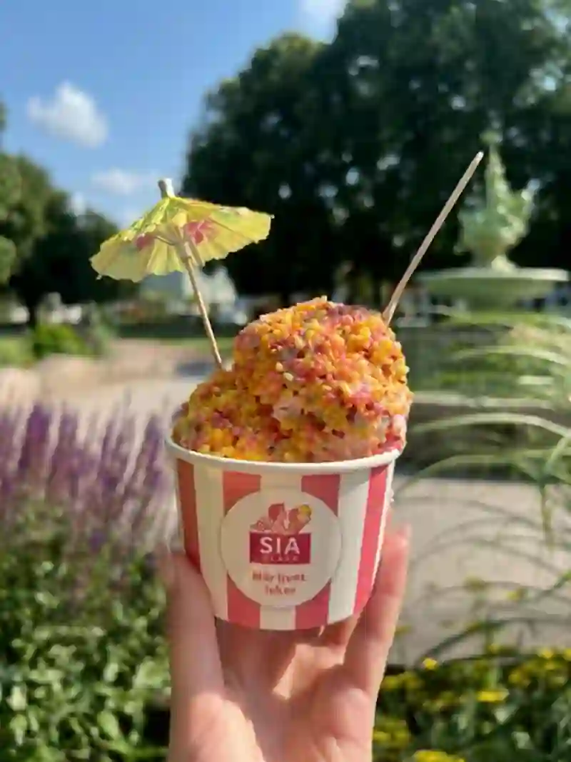 Glass med strössel och parasoll i en SIA-bägare