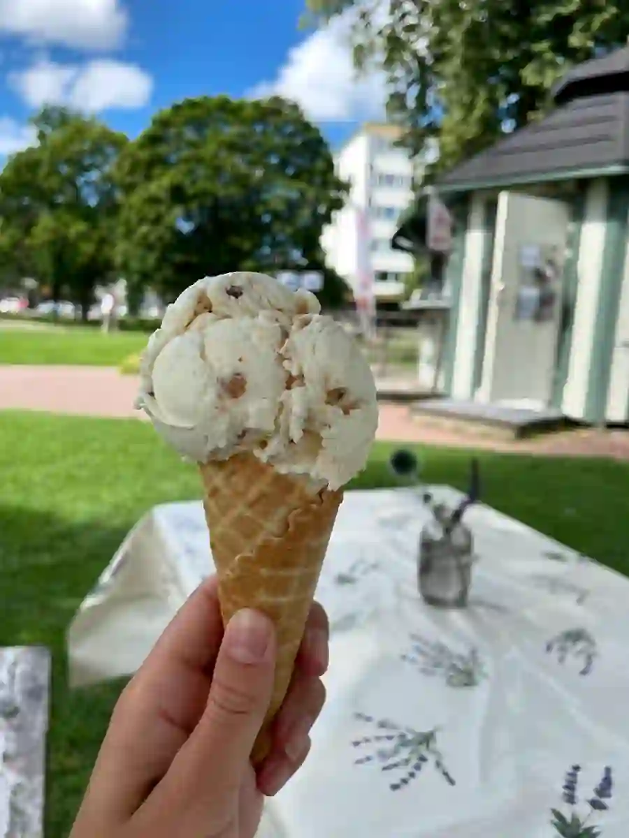 Glass i strut vid ett bord i parken